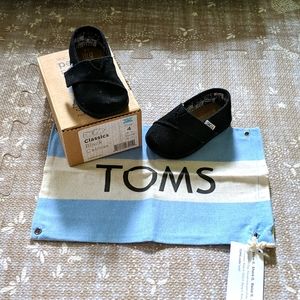 TOMS tiny black canvas shoes 4